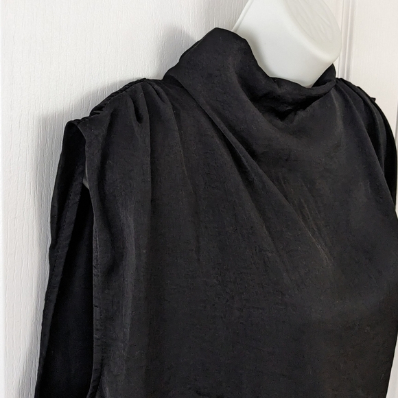 ASTR the Label Cowl Neck Sleeveless Satin Top black Medium @u - Picture 3 of 9